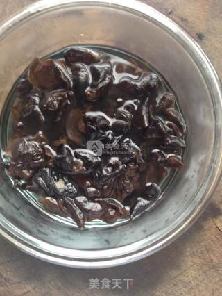 木耳青瓜炒肉片的做法步骤：2