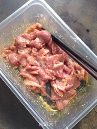 木耳青瓜炒肉片的做法步骤：3