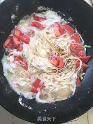 西红柿混汤面的做法步骤：4