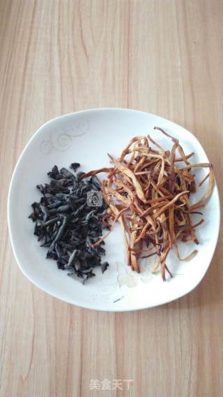 葱爆木耳金针菜的做法步骤：1