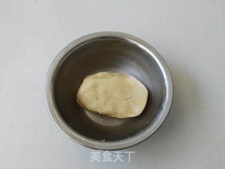 广式莲蓉月饼的做法步骤：6