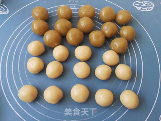 广式莲蓉月饼的做法步骤：7