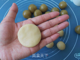广式莲蓉月饼的做法步骤：8
