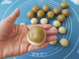 广式莲蓉月饼的做法步骤：9