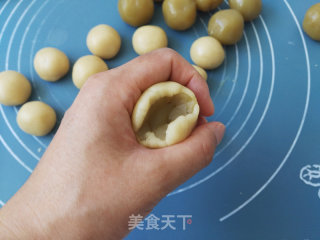 广式莲蓉月饼的做法步骤：10
