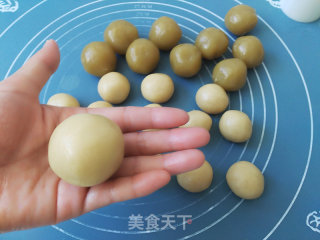广式莲蓉月饼的做法步骤：11