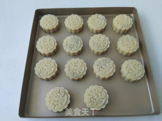 广式莲蓉月饼的做法步骤：15
