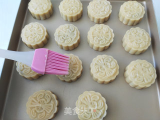广式莲蓉月饼的做法步骤：16