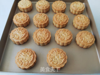 广式莲蓉月饼的做法步骤：17