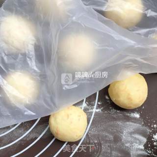 蜂蜜胡萝卜椰香小餐包的做法步骤：3