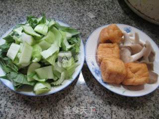 秀珍菇油豆腐炒青菜的做法步骤：1