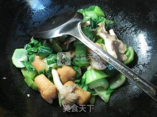 秀珍菇油豆腐炒青菜的做法步骤：8