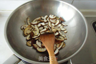 香菇牛肉面的做法步骤：3