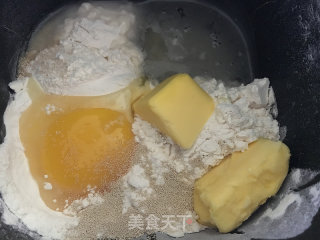 海陆汇三拼披萨的做法步骤：1