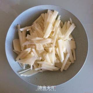 【四叶小馆】麻辣土豆丝的做法步骤：1