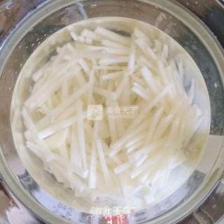 【四叶小馆】麻辣土豆丝的做法步骤：3