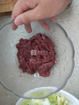 包菜炒猪肝的做法步骤：1