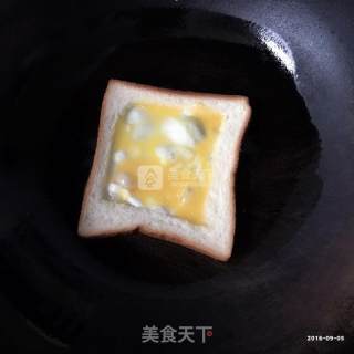 让宝宝爱上早餐一一一鸡蛋火腿芝士三明治的做法步骤：2