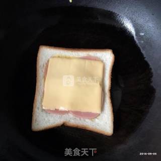 让宝宝爱上早餐一一一鸡蛋火腿芝士三明治的做法步骤：4
