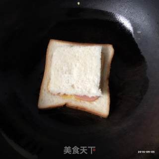 让宝宝爱上早餐一一一鸡蛋火腿芝士三明治的做法步骤：5