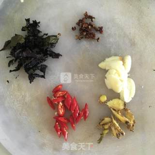 香辣虾（酱油炒虾）的做法步骤：2