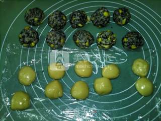 广式玉米黑芝麻月饼的做法步骤：15
