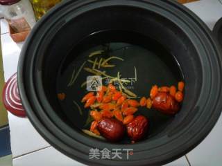 太子参菱骨煲的做法步骤：1