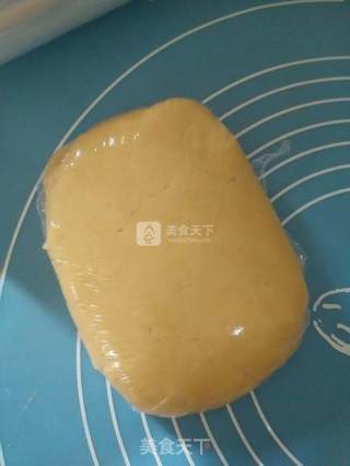 红豆沙咸蛋月饼的做法步骤：2