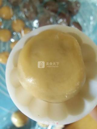 红豆沙咸蛋月饼的做法步骤：6