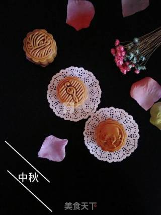 红豆沙咸蛋月饼的做法步骤：10