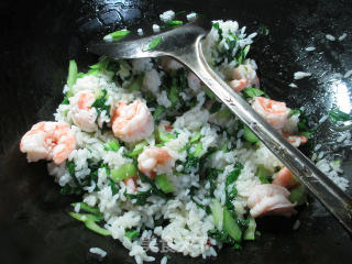 虾仁青菜炒饭的做法步骤：6
