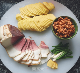 四川腊肉炒土豆片！古镇人家的做法步骤：1