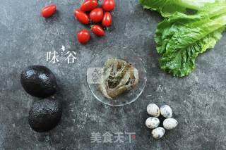鲜虾牛油果沙拉的做法步骤：1
