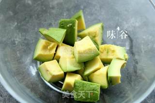 鲜虾牛油果沙拉的做法步骤：3