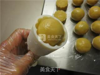 椰蓉蔓越莓馅月饼的做法步骤：21