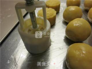 椰蓉蔓越莓馅月饼的做法步骤：22
