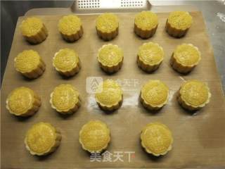 椰蓉蔓越莓馅月饼的做法步骤：23