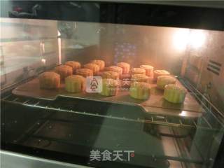 椰蓉蔓越莓馅月饼的做法步骤：25