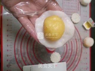 金沙馅冰皮月饼的做法步骤：9