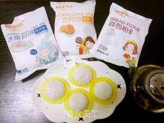 金沙馅冰皮月饼的做法步骤：11