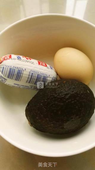 牛油果泥鸡蛋火腿三明治的做法步骤：1