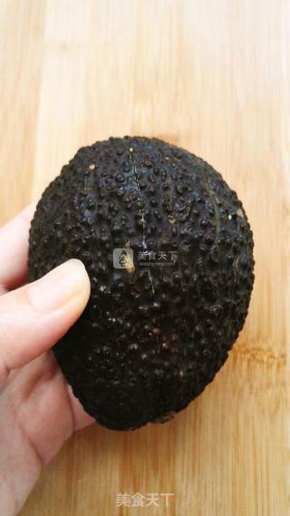 牛油果泥鸡蛋火腿三明治的做法步骤：2