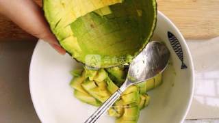 牛油果泥鸡蛋火腿三明治的做法步骤：4