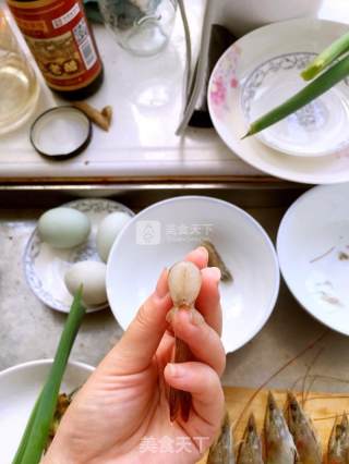 糖醋虾仁（非油炸非番茄酱版需剪刀附取虾仁方法）的做法步骤：4