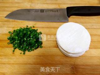 葱花饼的做法步骤：1