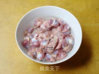 酸笋爆鸡胗的做法步骤：1