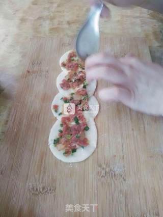 香煎玫瑰饺子的做法步骤：1