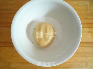 广式绿豆沙蛋黄月饼的做法步骤：4