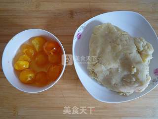 广式绿豆沙蛋黄月饼的做法步骤：5
