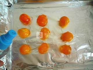 广式绿豆沙蛋黄月饼的做法步骤：6